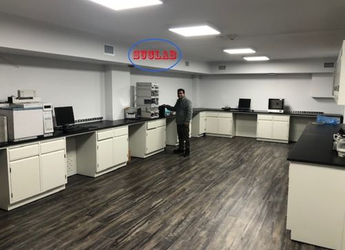 最新の企業ニュース 海外市場のための反応剤シェルフソリューションのカスタムホワイトハイレベルフル鋼製ラボ家具